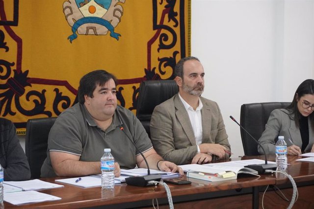 Archivo - El portavoz del PSOE en el Ayuntamiento de Carboneras (Almería), Ramón Soto, junto al alcalde, José Luis Amérigo.