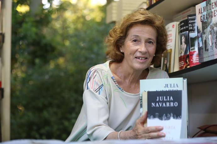 Archivo - La escritora Julia Navarro firma sus libros en la caseta de la Librería Gaztambide, en la Feria del Libro 2022, en El Retiro, a 27 de mayo de 2022, en Madrid (España). 