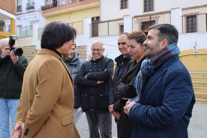 La delegada de Desarrollo Educativo y Formación Profesional, María José Martín, en el centro escolar Caminillo de Loja (Granada).