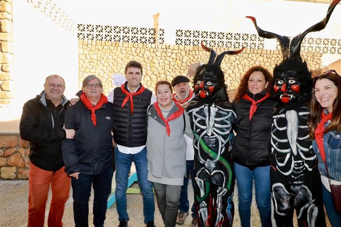 La presidenta del Govern, Francina Armengol, junto con el resto de autoridades asistentes y los Dimonis de Art.