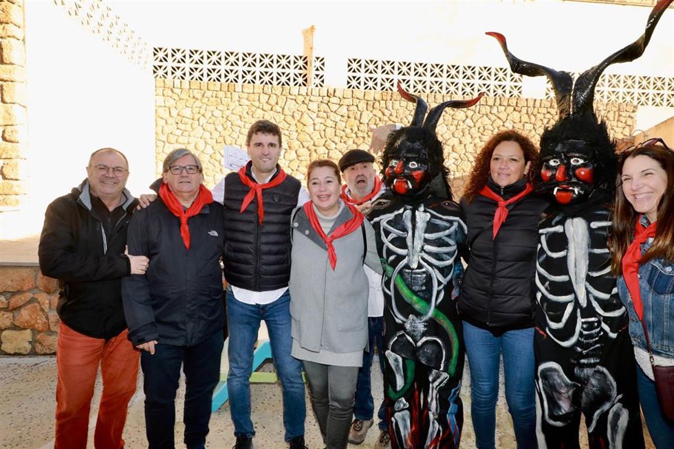 La presidenta del Govern, Francina Armengol, junto con el resto de autoridades asistentes y los Dimonis de Art.