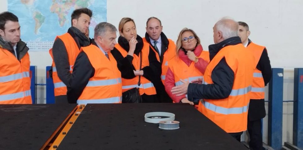 Las consejeras de Presidencia y Economía del Gobierno de Aragón, Mayte Pérez y Marta Gastón, respectivamente, durante su visita a la empresa Turomas, en Rubielos de Mora (Teruel).