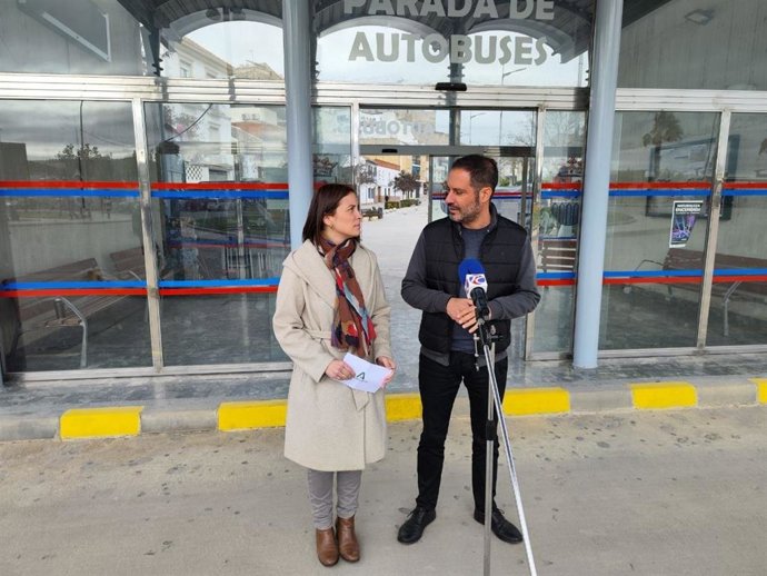 La delegada territorial de Fomento, Articulación del Territorio y Vivienda, Cristina Casanueva, en su visita a Castro del Río.