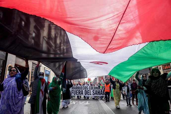 Archivo - Varias personas protestan para exigir el derecho de autodeterminación del pueblo saharaui, con una bandera y una pancarta que reza 'Marruecos colonialista, fuera del Sáhara' en Plaza Santa Ana, a 12 de noviembre de 2022, en Madrid (España). 