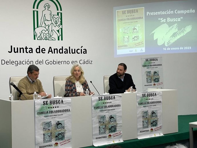 La delegada de la Junta en Cádiz, Mercedes Colombo, el delegado territorial de Inclusión Social, Juventud, Familias e Igualdad, Alfonso Candón, y el presidente de Accam, Jose Alberto García, presentan la campaña 'Se Busca, familias colaboradoras'