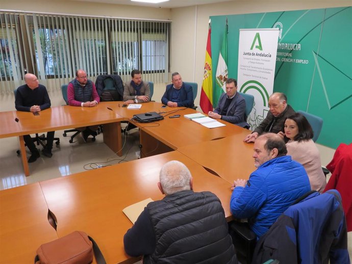 El delegado territorial de Empleo, Empresa y Trabajo Autónomo, Alberto Santana, en su reunión con las asociaciones de comercio de Huelva para presentar las dos líneas de ayudas.