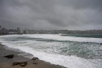 Alerta roja en la costa de A Coruña ante la previsión de olas de hasta 9 metros este martes