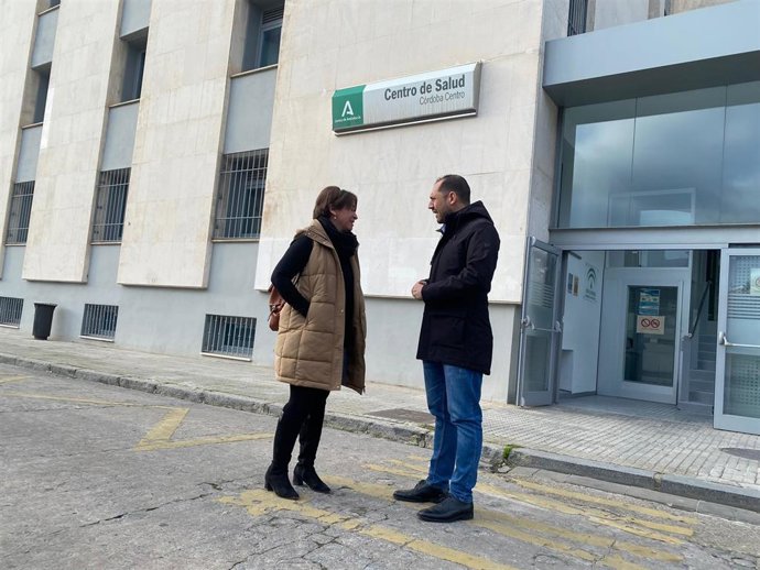 Irene Ruiz y Sebastián Pérez ante el Centro de Salud de la Avenida de América.