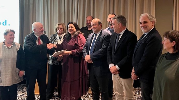 Lola Amo saluda a George Karabatos, el nuevo presidente de Recomed, ante el resto de representantes de la Red.