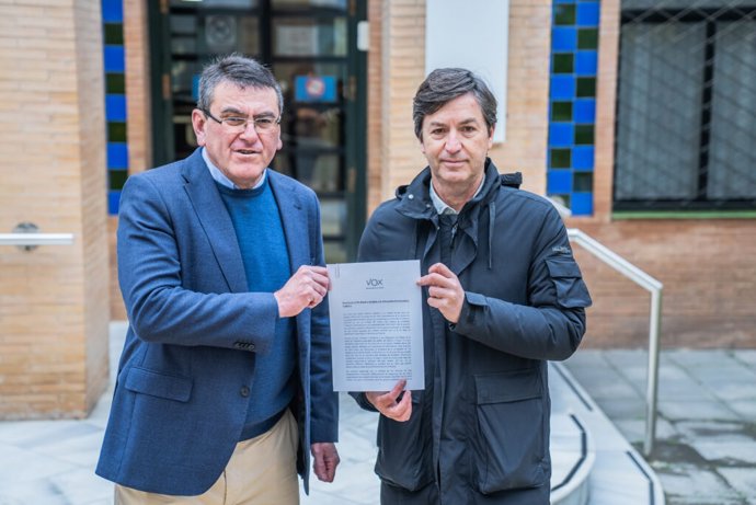 El portavoz del Grupo Municipal de Vox Huelva, Wenceslao Font, acompañado por el parlamentario andaluz de Vox por la provincia, Rafael Segovia, presentan el escrito en la Delegación.