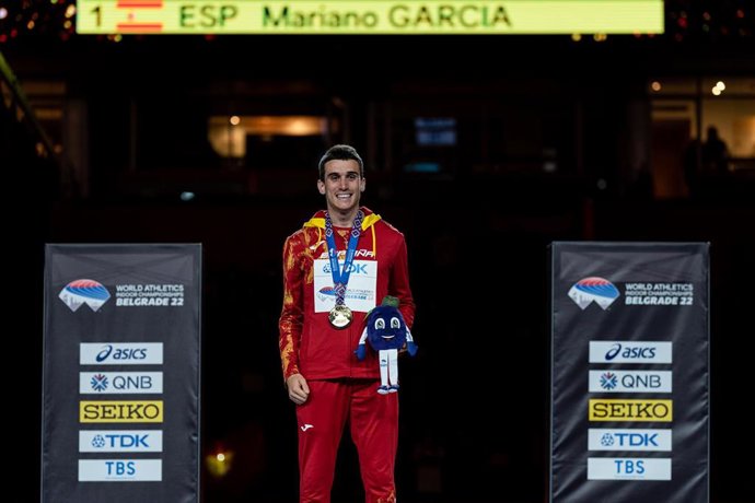 Archivo - Mariano García en el podio como campeón del mundo de 800 metros de pista cubierta