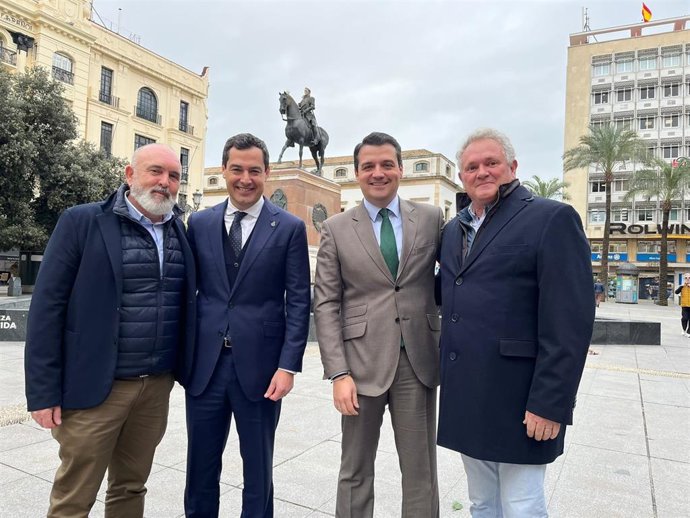 Moreno y Bellido (centro), entre Bados y Blasco, en la Plaza de las Tendillas de Córdoba.