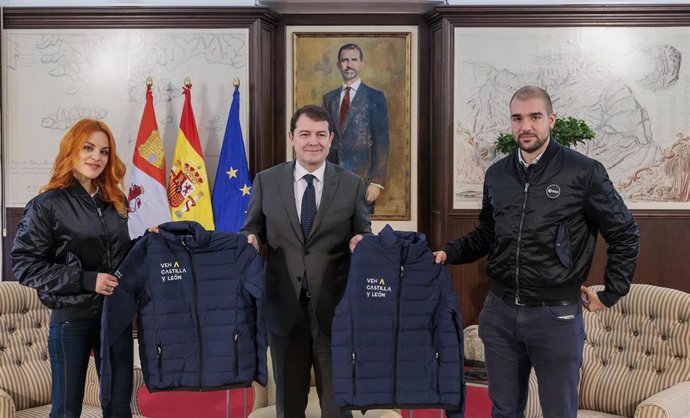 Fernández Mañueco posa junto a Sara García y Pablo Álvarez.