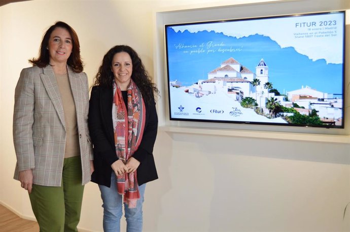 La alcaldesa de Alhaurín el Grande, Toñi Ledesma, junto a la concejala de Turismo, Jessica Montoya, han presentado en la Oficina Municipal de Turismo la campaña con la que el municipio se proyectará en Fitur.