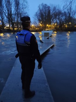 Agentes de Policía Municipal, en las pasarelas del Arga
