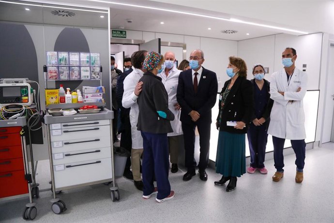 El alcalde, Francisco de la Torre, ha visitado el nuevo Hospital de Día Quirónsalud Málaga, junto a la directora territorial de Quirónsalud en Andalucía, Pilar Serrano, y el director gerente del Hospital Quirónsalud Málaga, Tomás Urda.