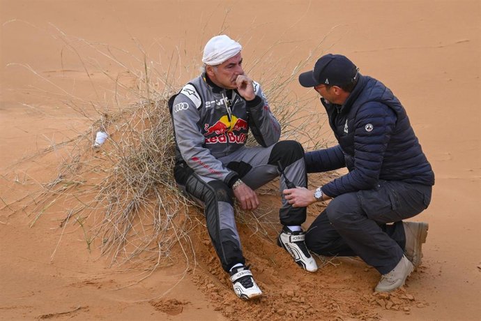 Carlos Sainz es atendido tras su accidente en la novena etapa del Rally Dakar 2023