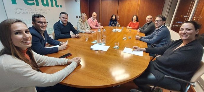 Reunión entre CCOO, hoteleros y el Govern.