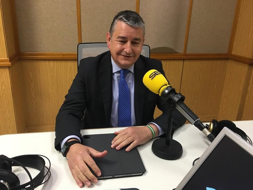 El consejero andaluz de la Presidencia, Interior, Diálogo Social y Simplificación Administrativa, Antonio Sanz, en una entrevista en la Cadena SER Andalucía.