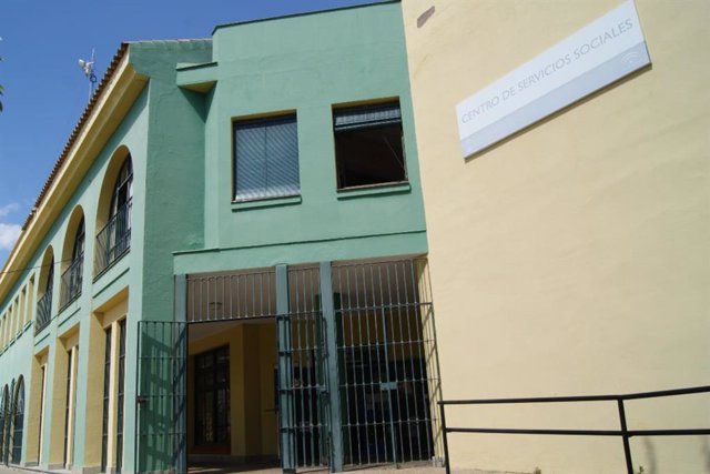 Archivo - La fachada de un centro de Servicios Sociales en Alcalá de Guadaira.