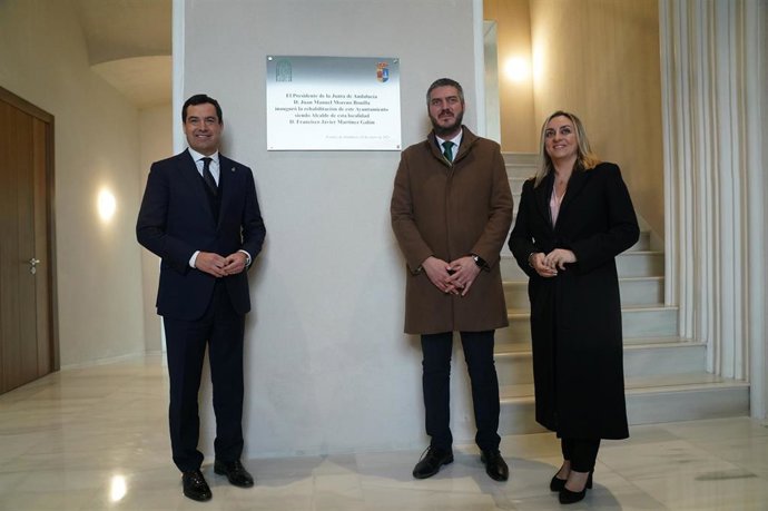 Moreno, el alcalde de Fuentes de Andalucía y la consejera Carazo