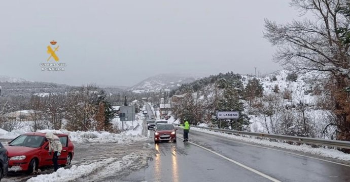 Actuación de la Guardia Civil a causa de la nieve, en la carretera N-330, en Hostal de Ipiés (Huesca).