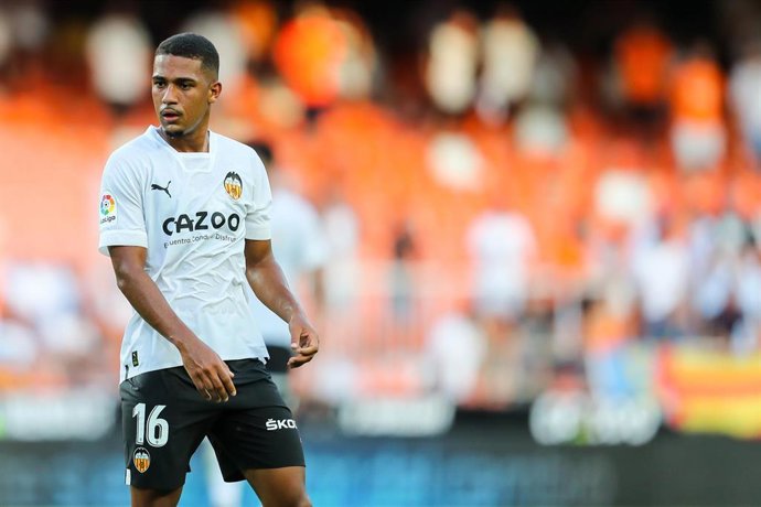 Archivo - Samuel Lino durante un partido con el Valencia CF