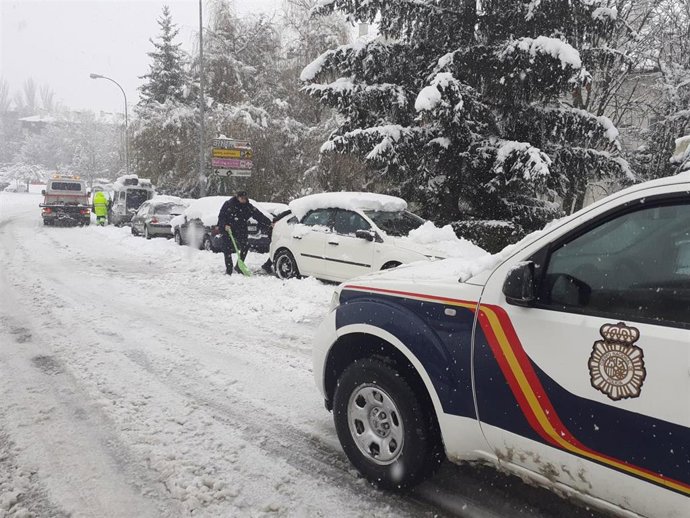 La Policía Nacional en Jaca efectúa más de 20 asistencias a vehículos y conductores a causa de la nieve.