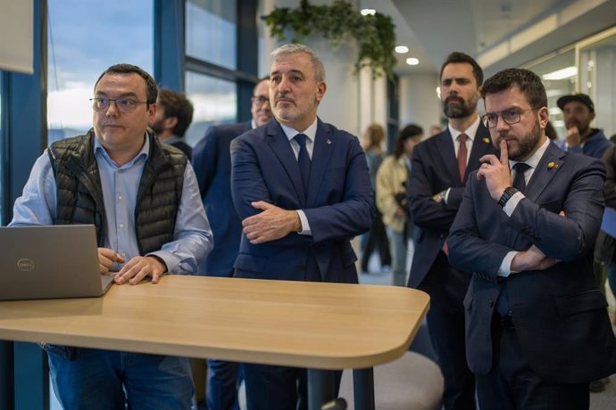 El president de la Generalitat, Pere Aragons, el conseller d'empresa i Treball de la Generalitat, Roger Torrent, i el primer tinent d'alcalde de l'Ajuntament de Barcelona, Jaume Collboni, en la inauguració de la seu de NTT Data en el 22@