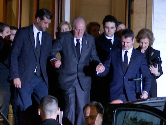 Los Reyes eméritos, las Infantas y sus hijos saliendo de la comida familiar en Atenas