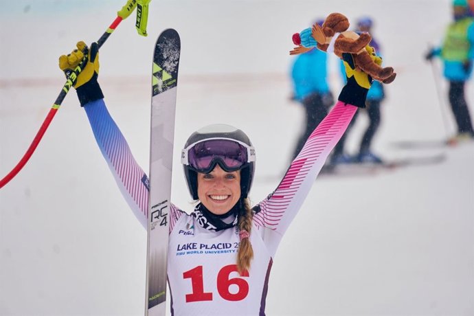 La española Celia Abad celebra su oro en la combinada de la Universiada de Lake Placid 2023