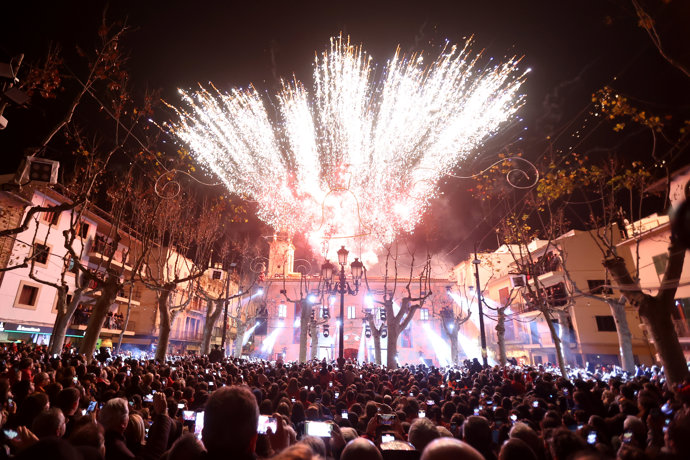 Cientos de personas asisten a las fiestas de Sant Antoni, a 16 de enero de 2023, en Sa Pobla