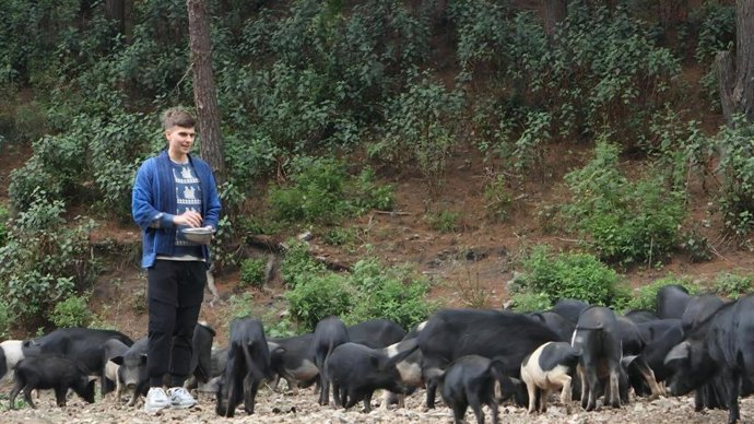 Robert Adolf,a German social media influencer, was addicted into Guizhous colorful ethnic group, especially the Miao and the Dong.
