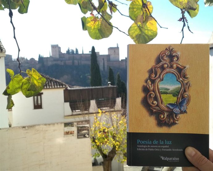 Portada del libro  'Poesía de la Luz', una antología poética ilustrada sobre la luz y el asombro.