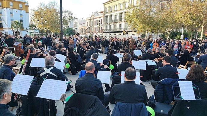 Concierto protesta" de músicos de la ROSS en la Puerta de Jerez