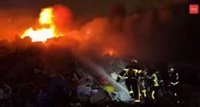 Bomberos trabajan en la extinción de un incendio de una chatarrería en Leganés