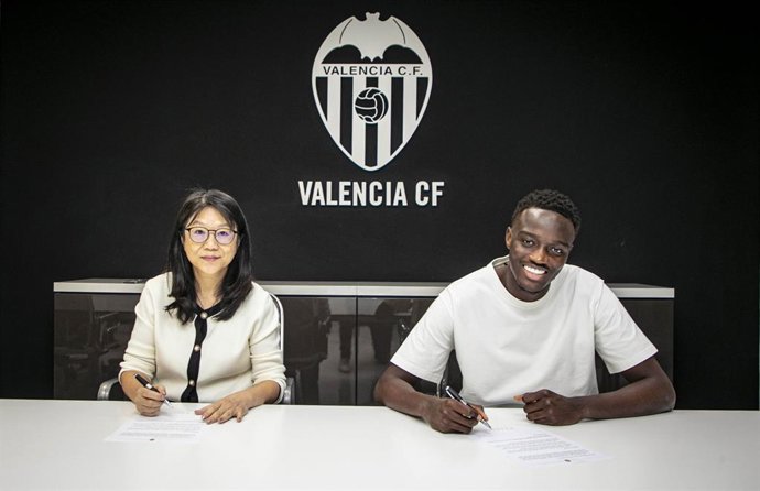 Mouctar Diakhaby firma su nuevo contrato junto a la presidenta del Valencia, Layhoon Chan