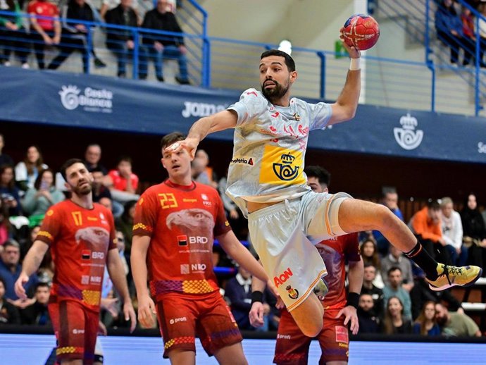 Ferrán Solé realiza un lanzamiento durante un partido de la selección española de balonmano