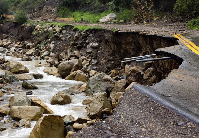 Carretera East Mountain Drive colapasada por las fuertes lluvias, Santa Bárbabara, Estados Unidos