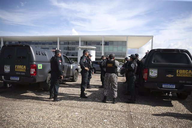 Fuerzas de seguridad ante la sede del Gobierno, Palacio do Planalto, Brasilia, Brasil