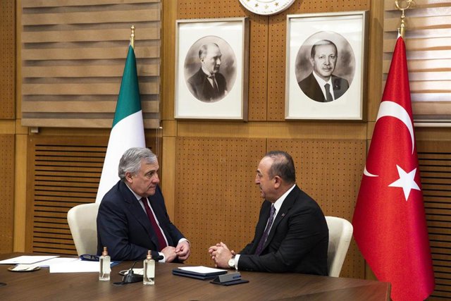 El ministro de Exteriores de Italia, Antonio Tajani, y su homólogo turco, Mevlut Cavusoglu