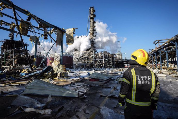 Bomberos en el incendio de una planta química en Panjin, China