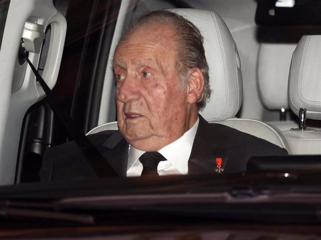 Don Juan Carlos, su última imagen antes de abandonar Grecia para regresar a Abu Dabi