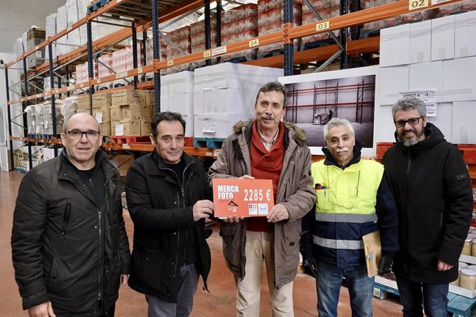 La Asociación de Informadores Gráficos de La Rioja (AiG) ha donado al Banco de Alimentos 2.285  recaudados en Mercafoto 2022
