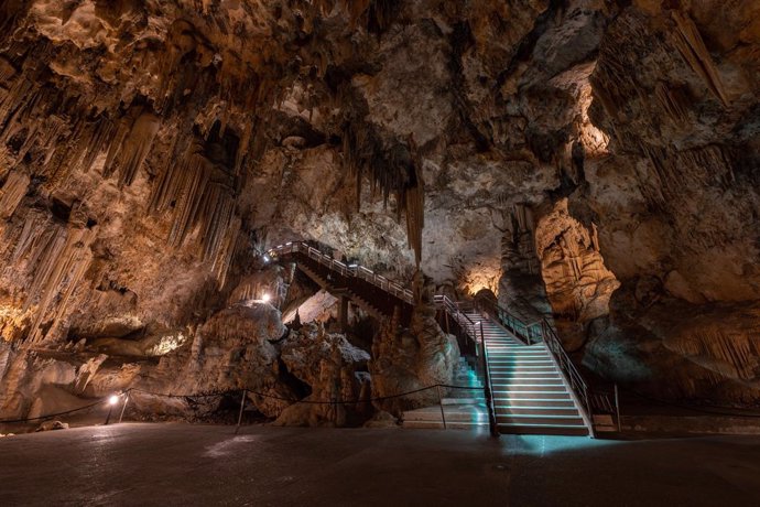 Archivo - En 2022 la Cueva de Nerja recibió 436.107 visitas, lo que supone prácticamente el doble de las registradas en 2021.