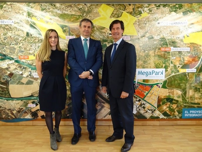 El director general de Endesa en Andalucía, Extremadura, Ceuta y Melilla, Rafael Sánchez Durán, la presidenta de Megapark Dos Hermanas, Antonia Trillo-Figueroa Enarsson, y el presidente de la CES, Miguel Rus.
