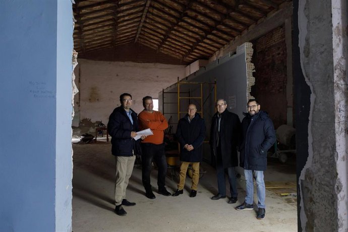 Archivo - I-D: Javier de Carlos, Román Alonso, Bernardo Ciriza, Gustavo Rodriguez, y Jesús Mari Rodríguez visitan las obras de reforma del local municipal 'El Piruleto' de Cabanillas.