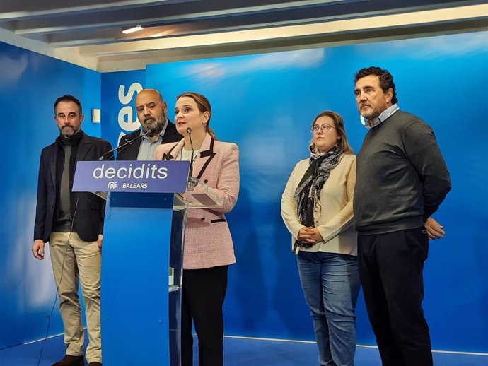 La presidenta del PP de Baleares, Marga Prohens, durante la rueda de prensa.
