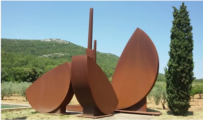 Imagen de una escultura de Miquel Navarro con la cumbre del pico de Tejo al fondo