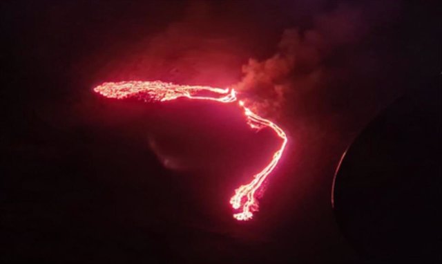 Erupción del Fagradalsfjall en 2021, por la noche.